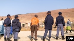 Des membres des Services de police sud-africains (SAPS) près d'Estcourt, dans la province du KwaZulu-Natal, Afrique du Sud, 3 août 2016.