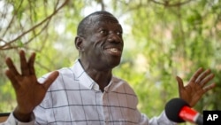 Opposition leader and presidential candidate Kizza Besigye speaks to the media while under continued house arrest at his home in Kasangati, outside the capital Kampala in Uganda, Feb. 21, 2016. 