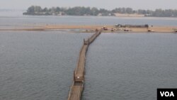 A wooden bridge connects to a sand island along the Mekong River, in Sambor district, Kratie province, March 11, 2020. (Sun Narin/VOA Khmer) 