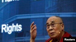 11일 스위스 제네바에서 열린 유엔 인권이사회 패널 토론회에서 티벳의 정신적 지도자 달라이 라마가 연설하고 있다.