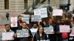 Para sopir Uber melakukan protes menuntut penghasilan yang lebih baik dengan aksi mogok di kota New York, Rabu (8/5). 