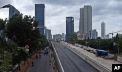 Pekerja membangun jalan layang di Jakarta, sebagai ilustrasi. (Foto: AP)