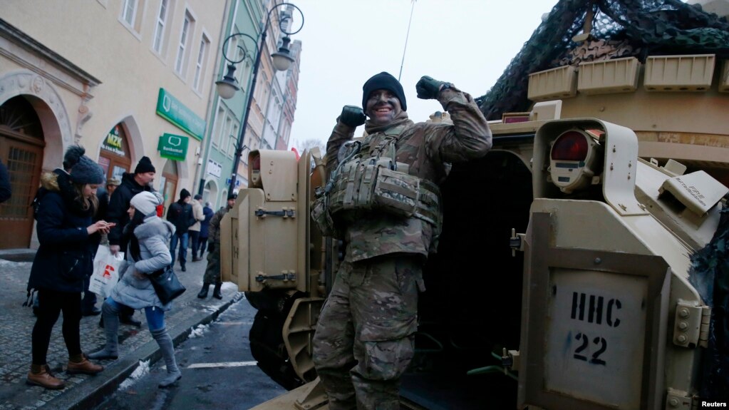 资料照片：美国军人在波兰受到热烈欢迎（2017年1月14日）(photo:VOA)