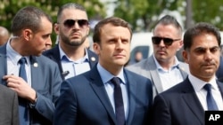  Kandida Emmanuel Macron hagati kw'ifoto