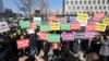 韩国撤侨行动开始，国内气氛紧张，民众反对隔离措施 