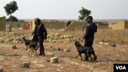 Polícia em acção no Bié (VOA/António Capalandanda - foto de arquivo) 