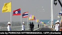 ເຈົ້າ​ໜ້າ​ທີ່​ໄທ ຢືນ​ຢູ່​ກັບ ທຸງ​ຊາດໄທ ແລະ​ລາວ ໃນລະ​ຫວ່າງ​ພິ​ທີເປີດ​ຂົວ​ມິດ​ຕ​ະ​ພາບ ​​ຂ້າມ​ນ້ຳ​ຂອງ ແຫ່ງທີສອງ ວັນ​ທີ 20 ທັນ​ວາ 2006