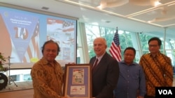 Penyerahan Perangko secara Simbolis kepada Dubes AS untuk Indonesia Joseph R Donovan dalam acara Perayaan Hubungan Diplomatik 70 tahun Indonesia-AS, di Jakarta, Rabu (10/4) (VOA/Ghita).