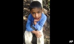 Katarina Gomez objavila je ovu fotografiju svog polubrata, Filipea Gomeza Alonzoa, starog 8 godina, u blizini njihovog doma u Gvatamali, 12. decembra 2018.