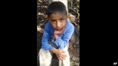 Cậu bé 8 tuổi Felipe Gomez Alonzo, 8 tuổi, lúc còn ở quê nhà ở Guatemala