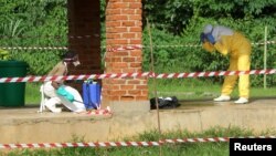 Un agent de santé de l'hôpital de Bikoro, en République démocratique du Congo, le 12 mai 2018.