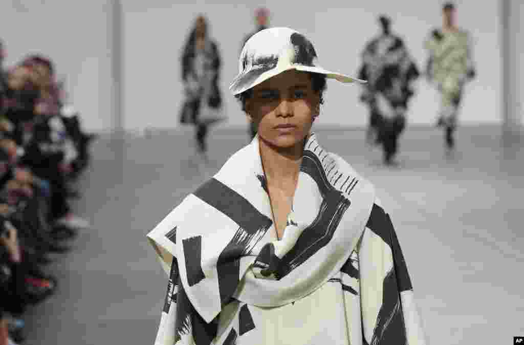 هفته مد پاریس روز یکشنبه هم دنبال شد. این مدل، لباسی از برند طراح ژاپنی &laquo;ایزی میاکه&raquo; به تن کرده است.&nbsp;