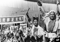红卫兵在苏联大使馆前面示威，有人擂鼓，别人手持毛主席语录（1966年8月29日）