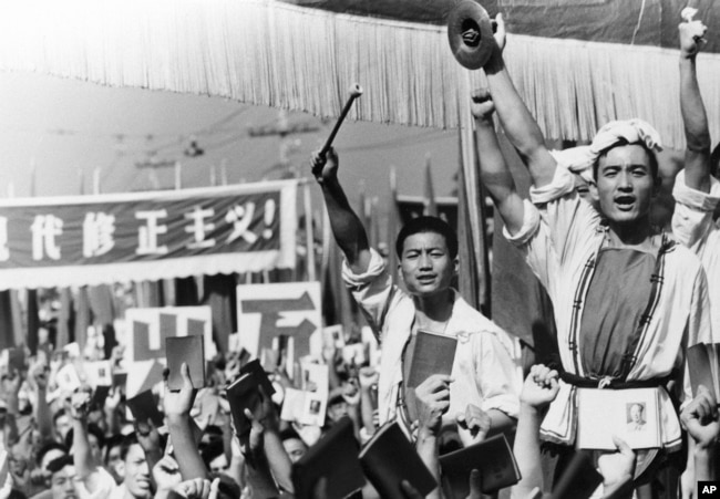资料照片:红卫兵在苏联大使馆前面示威，有人擂鼓，别人手持毛主席语录（1966年8月29日）