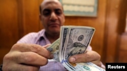 An employee counts money in a foreign exchange office in central Cairo, Egypt, Nov. 3, 2016. 
