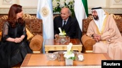 El presidente de los Emiratos Árabes Unidos, Sheikh Khalifa bin Zayed bin Sultan Al Nahyan habla con la presidenta Cristina Fernández, a su llegada a Abu Dhabi.