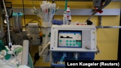 Sebuah ventilator terlihat di unit perawatan intensif (ICU) di rumah sakit universitas di Aachen, Jerman, 21 Desember 2020. Indonesia memiliki ketergantungan yang luar biasa terhadap produk luar negeri di sektor kesehatan. (Foto: REUTERS/Leon Kuegeler)