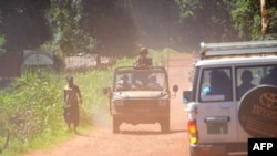Des soldats français patrouillent dans des véhicules dans les rues de Bambari, en Centrafrique, le 15 mai 2015.
