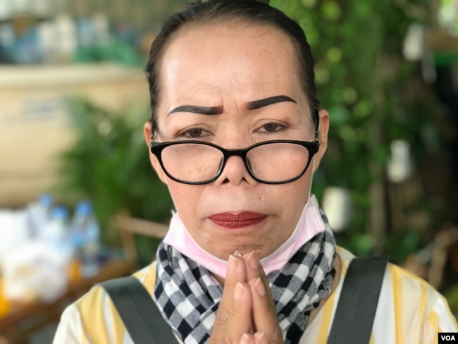 រូបឯកសារ៖ អ្នកស្រីសុខ បូលីម៉ា អាយុ៥០ឆ្នាំ ជាភរិយាលោកគឹម ភាណា អាយុ៥៤ឆ្នាំ អតីតចៅសង្កាត់ផ្សារដេប៉ូIII ក្នុងខ័ណ្ឌទួលគោក មកតវ៉ានៅមុខសាលាដំបូងរាជធានីភ្នំពេញ ថ្ងៃទី១៩ ខែមិថុនា ឆ្នាំ២០២០។ (ហ៊ុល រស្មី/វីអូអេ)