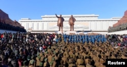 2017年12月17日是朝鲜已故领导人金正日的忌日，朝鲜中央通讯社在平壤发布的照片显示朝鲜军民在金日成和金正日的像前举行纪念大会。