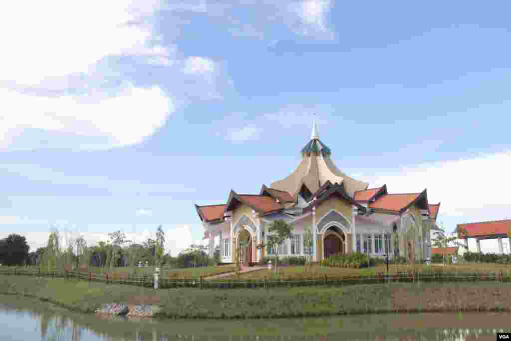 The First Baha&rsquo;i Faith&rsquo;s house of worship in Battambang province, Cambodia costs $1.5 million to build and two years to complete. The religion teaches its believers to embrace all religions be it, Buddhism, Christianity or Islam. The temple welcomes worshippers from all faiths. Photo is taken on October 22, 2018. (Hor Singhuo/VOA)