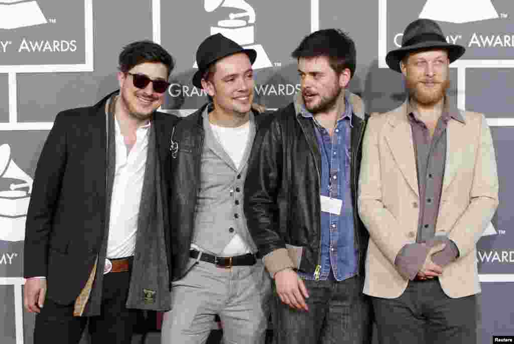 Band folk rock asal Inggris Mumford &amp; Sons tiba di tempat acara Grammy Awards ke-55 di Los Angeles, California (10/2).