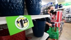 Sebuah penanda harga menunjukkan harga sebesar $1,25 terpasang di rak dari Toko Dollar Tree di Alhambra, California, pada 10 Desember 2021. Toko tersebut dikenal karena menjual barang-barang dengan harga $1 namun baru-baru ini harus menaikan harganya akibat inflasi yang melanda AS. (Foto: AFP)