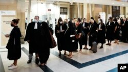 Avoka yo fe la ke pou enskri yo nan yon tribunal espesyal nan vil Paris an France, 8 Sept. 2021. 