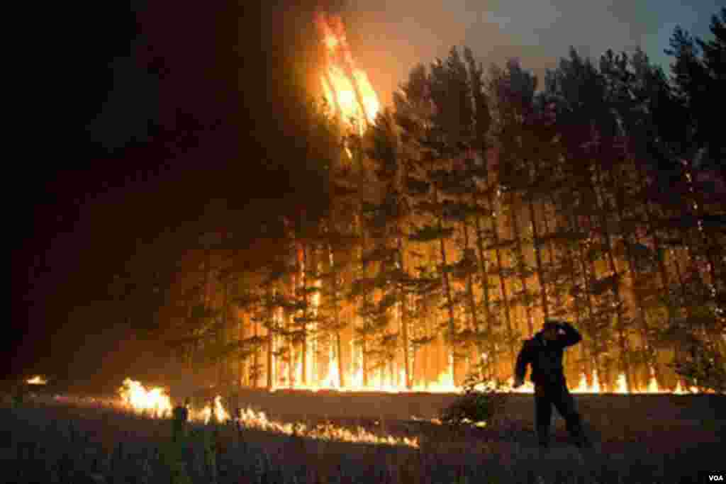 9 Avgust 2010: vatrogasci u Rusiji radili su danonoćno kako bi obuzdali stotine vatrenih stihija širom zemlje.