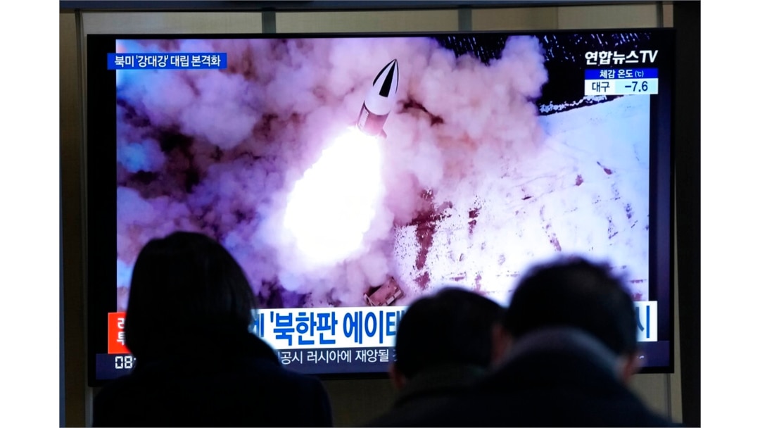 Orang-orang menonton TV yang menampilkan gambar peluncuran rudal Korea Utara yang ditampilkan selama program berita di Stasiun Kereta Api Seoul di Seoul, Korea Selatan, 20 Januari 2022. (Foto: AP)