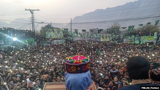 گلگت بلتستان میں رجسٹرڈ ووٹوں کی تعداد 7 لاکھ 45 ہزار 361 ہے۔ جن میں 4 لاکھ 5 ہزار 363 مرد اور 3 لاکھ 39 ہزار 998 خواتین ووٹرز ہیں۔ (فائل فوٹو)