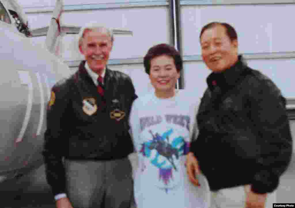 1994년 5월 애리조나 주 매사의 채플린 전투기 박물관에 기록영화 촬영 차 방문한 노금석 씨 부부. 왼쪽은 탐 콜린스 예비역 미 공군 소장. (노금석 제공)