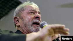 Mantan presiden Brazil Luiz Inacio Lula da Silva menangis saat berbicara dengan jurnalis dalam konferensi pers di Sao Paulo, Brazil (15/9). (Reuters/Ferndando Donasci)