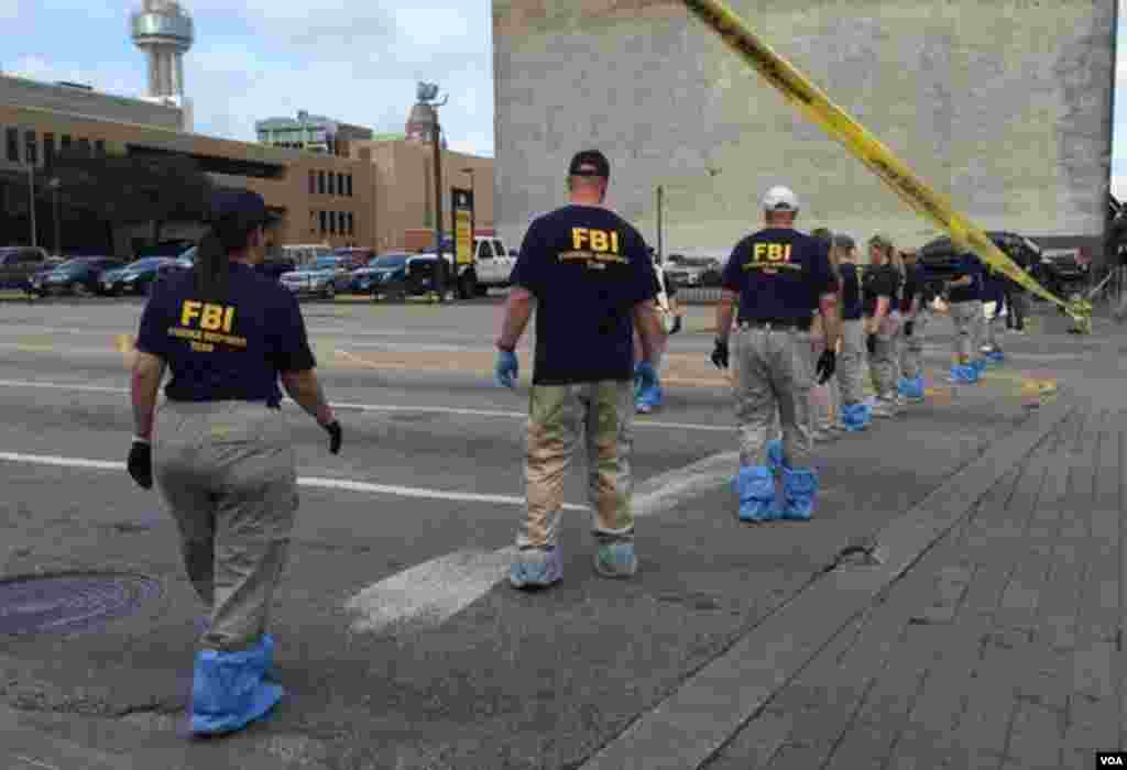 FBI investigators search for evidence in the July 7 sniper attack on police officers in downtown Dallas, Texas, July 9, 2016. (G. Tobias/VOA News)