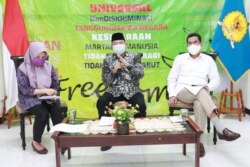 Ketua Tim Pemantau Pilkada Komnas HAM, Hariansyah (tengah) dan Wakil Ketua Eksternal Komnas HAM, Amiruddin (kanan) saat menggelar konferensi pers di kantornya, Senin (22/6). (Sumber: Humas Komnas HAM)