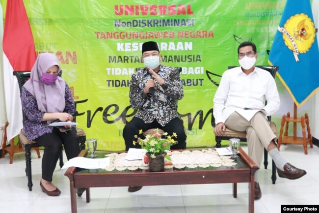 Ketua Tim Pemantau Pilkada Komnas HAM, Hariansyah (tengah) dan Wakil Ketua Eksternal Komnas HAM, Amiruddin (kanan) saat menggelar konferensi pers di kantornya, Senin (22/6). (Sumber: Humas Komnas HAM)