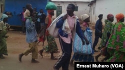 Les Burundais vivant à Kamanyola quittent les maisons de location de congolais pour un camp improvisé, RDC, le 17 septembre 2017. (VOA/Ernest Muhero)