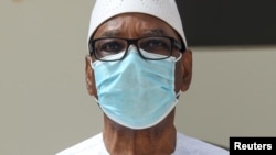 Presiden Mali Ibrahim Boubacar Keita mengenakan masker saat KTT G5 Sahel di Nouakchott, Mauritania, 30 Juni 2020. (Foto: Ludovic Marin/Pool via REUTERS)