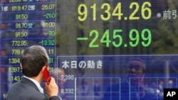 Saham Jepang turun paling banyak di seluruh Asia pada hari Senin, indeks acuan Nikkei 225 kehilangan lebih dari tiga persen (foto: dok). 