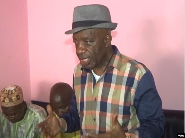 El Hadj Oumarou, Cameroon coordinator of the land freight transportation bureau, offers encouragement to stranded drivers in Garoua Boulay, March 19, 2019. (M.E. Kindzeka/VOA)