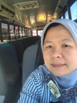 Nur Yohana Djuanda Kirk, pengemudi bus sekolah dan staf kafetaria, Loudoun County Public Schools. (Foto: pribadi)