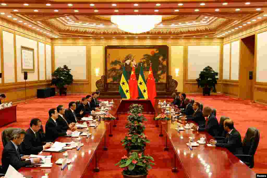 2017年4月12日，中国总理李克强、外交部长王毅等人在北京人民大会堂和圣多美和普林西比总理帕特里斯·特罗瓦达等人举行会谈