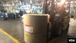 Las bobinas de papel para el diario La Prensa, de Nicaragua, entran a la instalación. Foto: Donaldo Hernández/VOA.