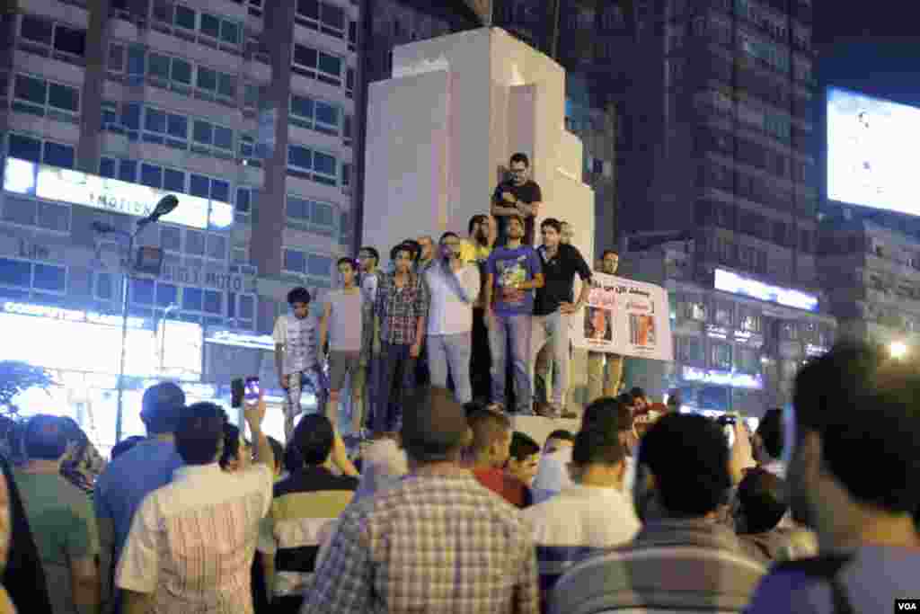 Supporters of the Third Square movement gather at Sphinx Square, Cairo, July 28, 2013. (Hamada Elrasam for VOA)