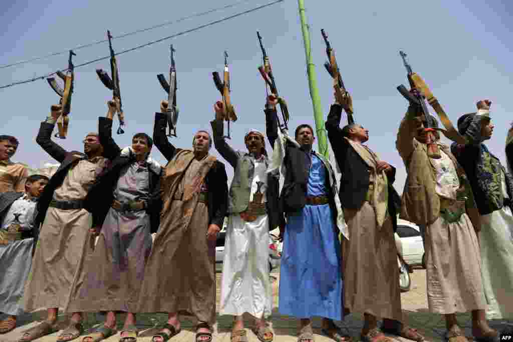Yemen&#39;de Şii Husiler, Suudi Arabistan liderliğindeki koalisyon güçlerini protesto etti.&nbsp;