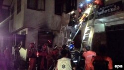 23일 태국 북부 치앙라이의 사립 기숙사에 화재가 발생해 여학생 17명이 사망했다. 소방대원들이 학생들을 구조하고 있다.