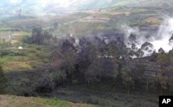 Asap mengepul dari Kawah Sileri setelah meletus di Dieng, Jawa Tengah, Minggu, 2 Juli 2017. (AP Foto / Dwiana Jati Setiaji)