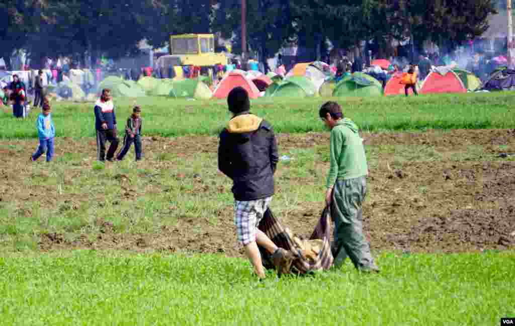 Oko 5.000 izbeglica i migranata blokirano je na graničnom prelazu Idomeni u Grčkoj, na granici sa Makedonijom, saopštila je grčka policija.