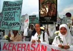 Anggota Koalisi Perempuan Indonesia untuk Keadilan dan Demokrasi berdemonstrasi di depan kantor Kementerian Pertahanan pada 1998, menuduh militer kurang bertindak mencegah pemerkosaan selama kerusuhan Mei 1998. (Foto: Dok)