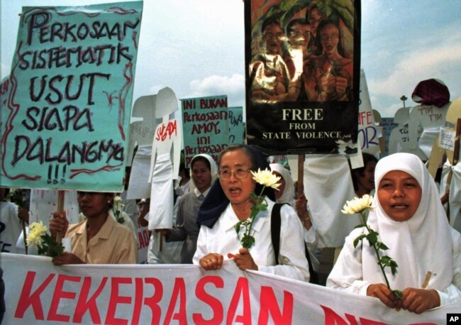Anggota Koalisi Perempuan Indonesia untuk Keadilan dan Demokrasi berdemonstrasi di depan kantor Kementerian Pertahanan pada 1998, menuduh militer kurang bertindak mencegah pemerkosaan selama kerusuhan Mei 1998. (Foto: Dok)